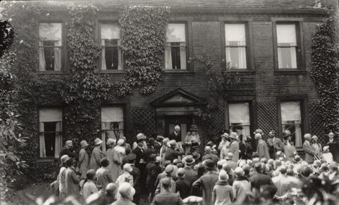 Crowds of people in front of the Parsonage in 1928. Black and white photo.
