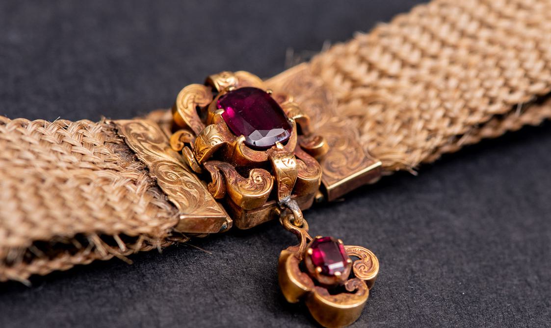 Photo of a bracelet made out of hair, with an amethyst.