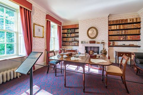 Photo of a dining room decorated in 19th-century style.
