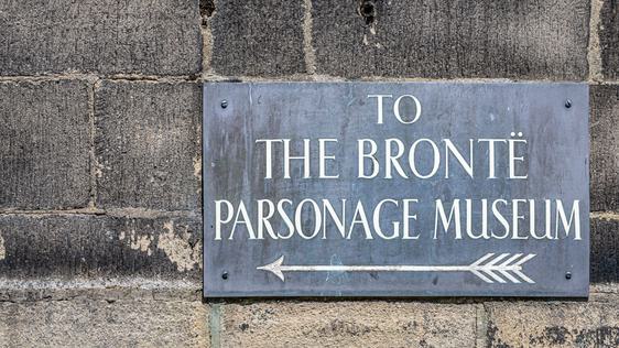 Photo of a sign reading 'to Brontë Parsonage Museum'.